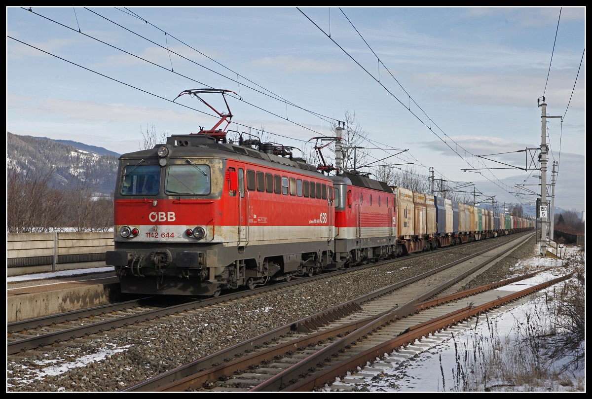 114 644 + 1144... mit Güterzug in Kapfenberg Fachhochschule am 6.02.2020.