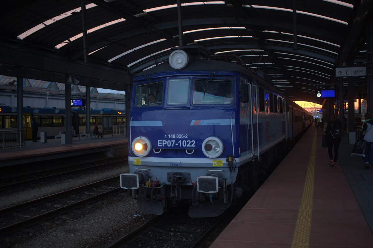 1140 026-2 brachte den TLK  54108 (TLK  Twoje Linie Koleje), vergleichbar mit einem IR der DB , von Gdynia Glowna nach Katowice Glowny. 22.09.2017 18:28 Uhr.