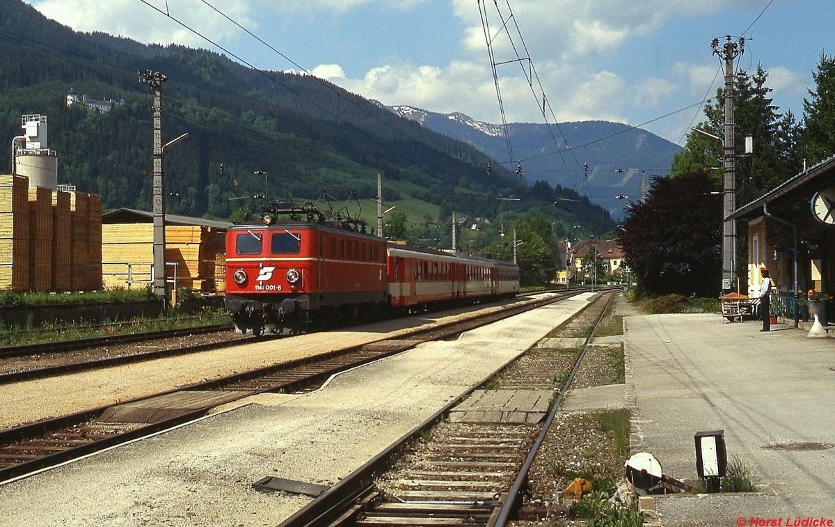 1141 001-6 fährt im Sommer 1995 mit einem Regionalzug in Admont ein