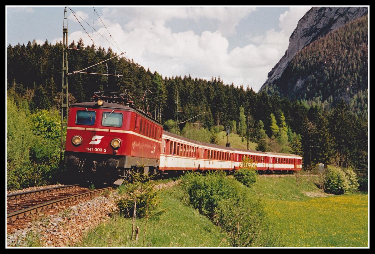 1141 003 mit R3429 bei Tauplitz am 10.05.2001.