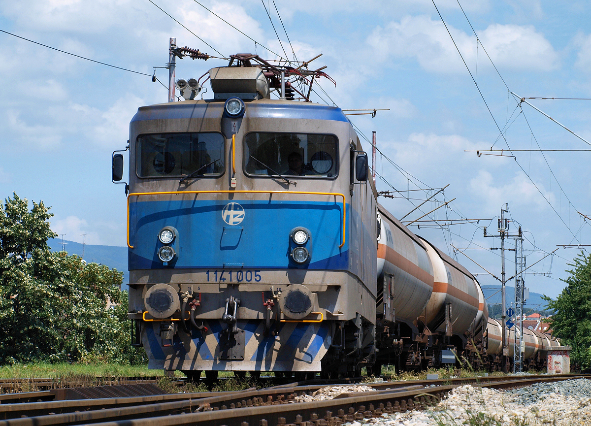 1141 005 passiert die Abzweigung Zagreb-Tresnjevka mit einem Kesselzug in Richtung Zagreb Verschubbahnhof / 18.07.2013.