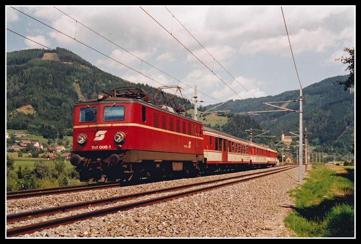 1141 008 fährt am 9.08.1994 mit einem Regionalzug bei Oberaich durchs Murtal.