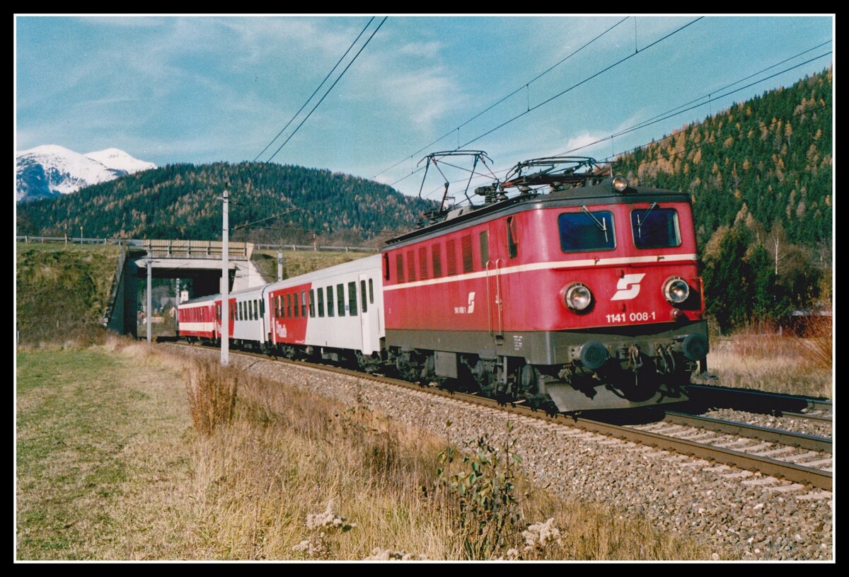 1141 008 fährt mit R4483 nahe Traboch dem nächsten Haltebahnhof St.Michael entgegen. Das Bild fotografierte ich am 12.11.2002. Der Schneebedeckte Gipfel im Hintergrund ist das Gößeck mit 2214 Meter Seehöhe.