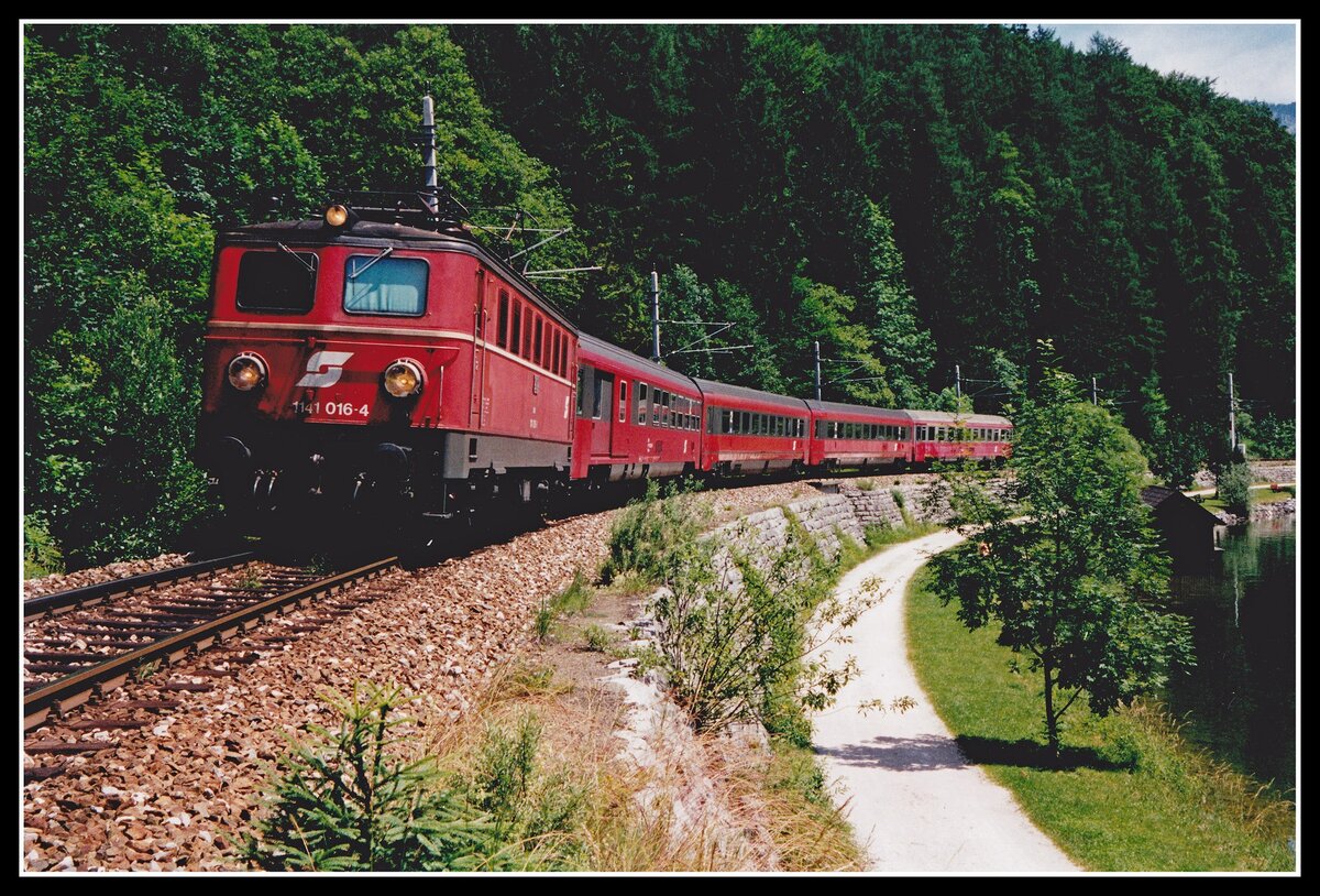 1141 016 mit R3423 bei Obertraun am 27.06.2001.
