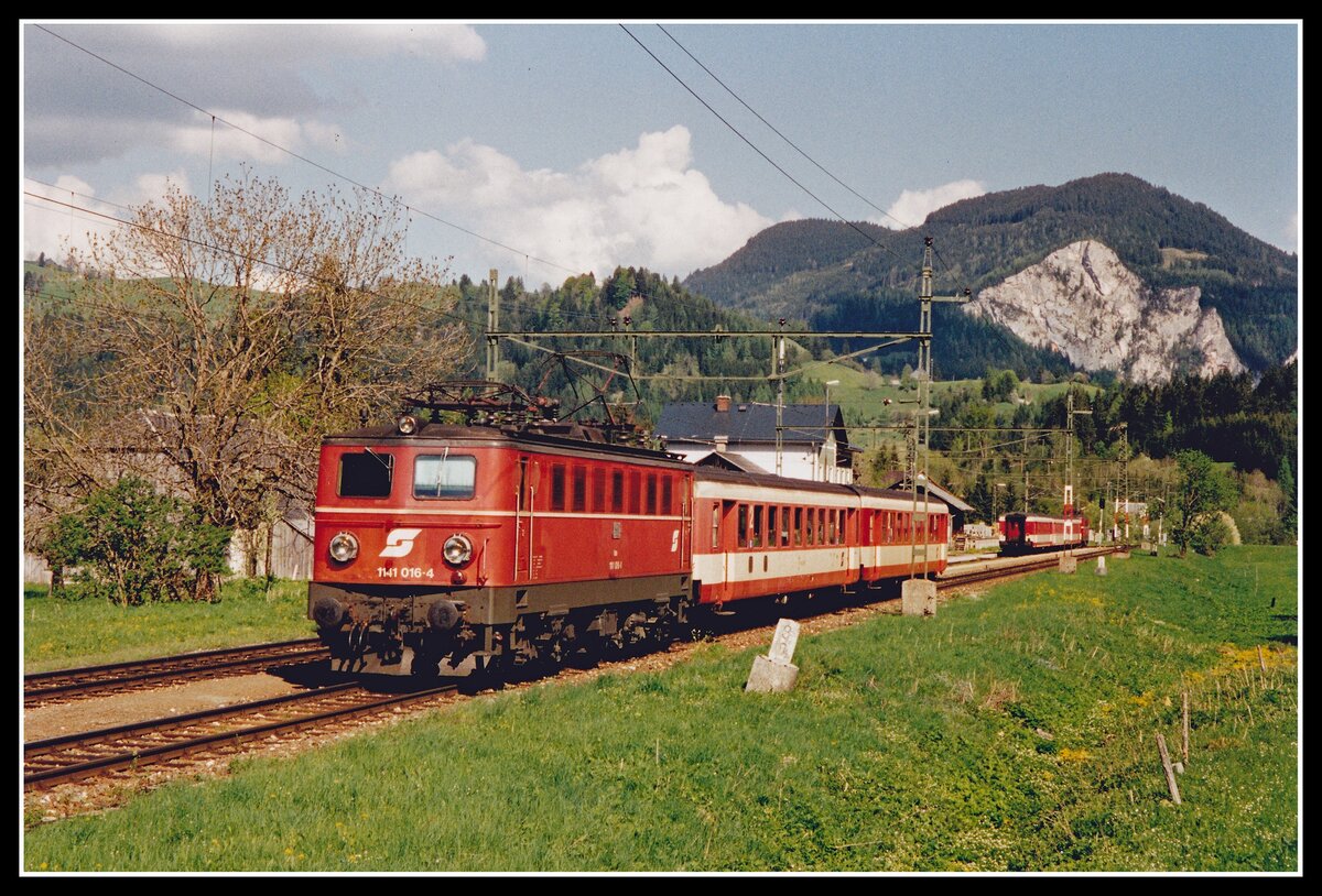 1141 016 verlässt am 10.05.2001 mit R3527 den Bahnhof Tauplitz.