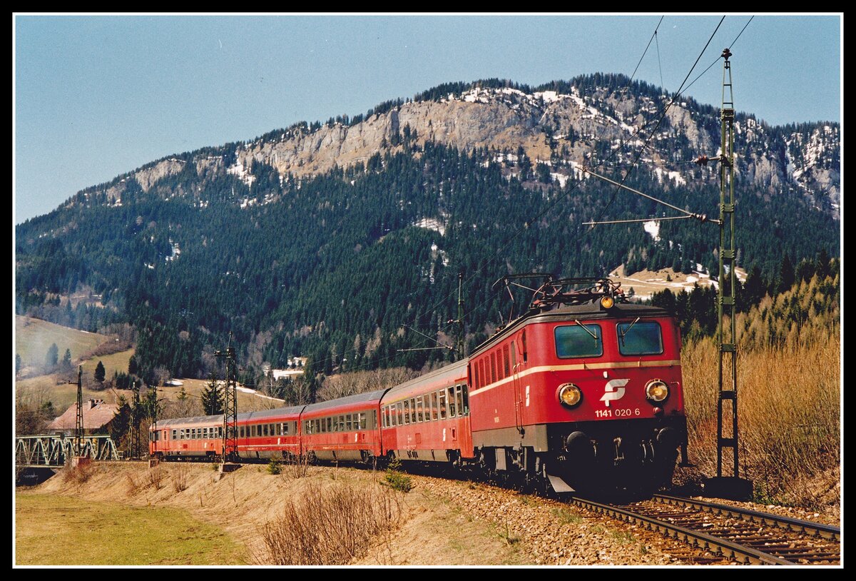 1141 020 ist am 14.04.2000 mit R3416 bei Tauplitz unterwegs. Die filigrane Fahrleitung aus der zeit der Elektifizierung wurde in der Zwischenzeit durch einen Neubau ersetzt.
