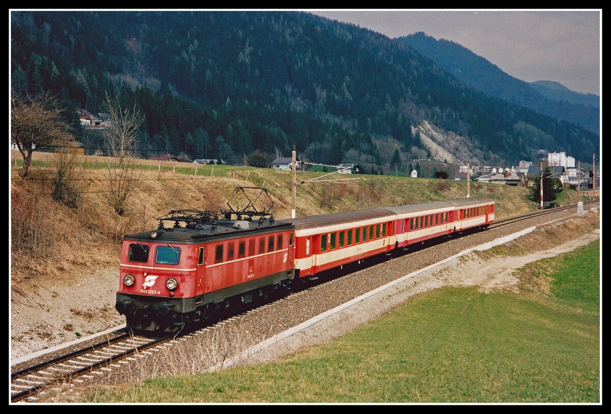 1141 021 mit R3568 bei St.Martin am Grimmig am 3.04.2002.