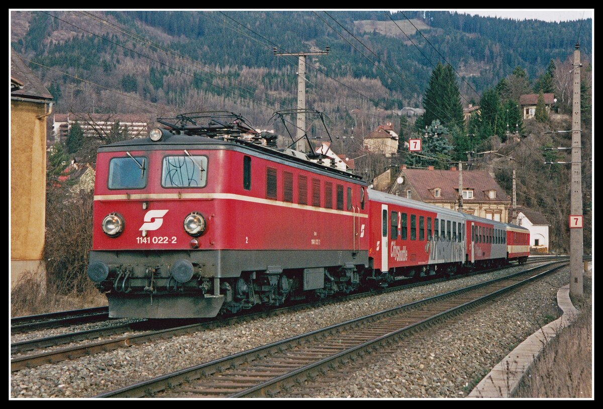 1141 022 mit R4476 bei Leoben am 7.03.2002.