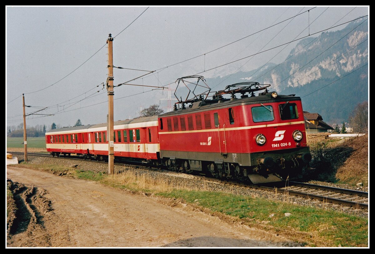 1141 024 fährt am 3.04.2002 mit R3585 bei Wörschach durchs Ennstal.