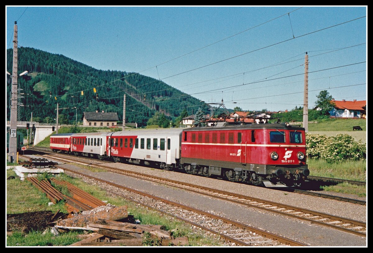 1141 027 erreicht am 11.06.2002 mit R4208 den Bahnhof Kraubath.