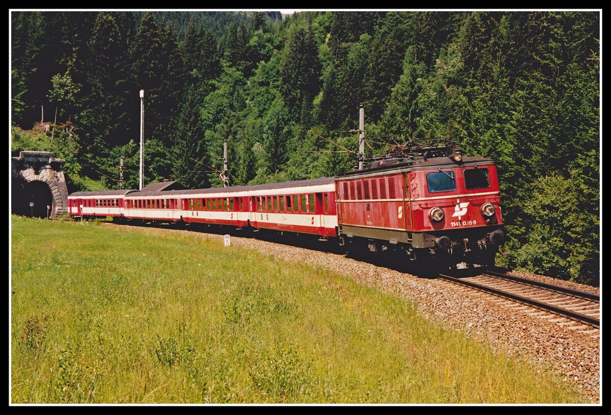 1141 028 hat am 10.07.2000 mit R3917 den 4766 Meter langen Bosrucktunnel verlassen und rollt weiter Richtung Ardning.