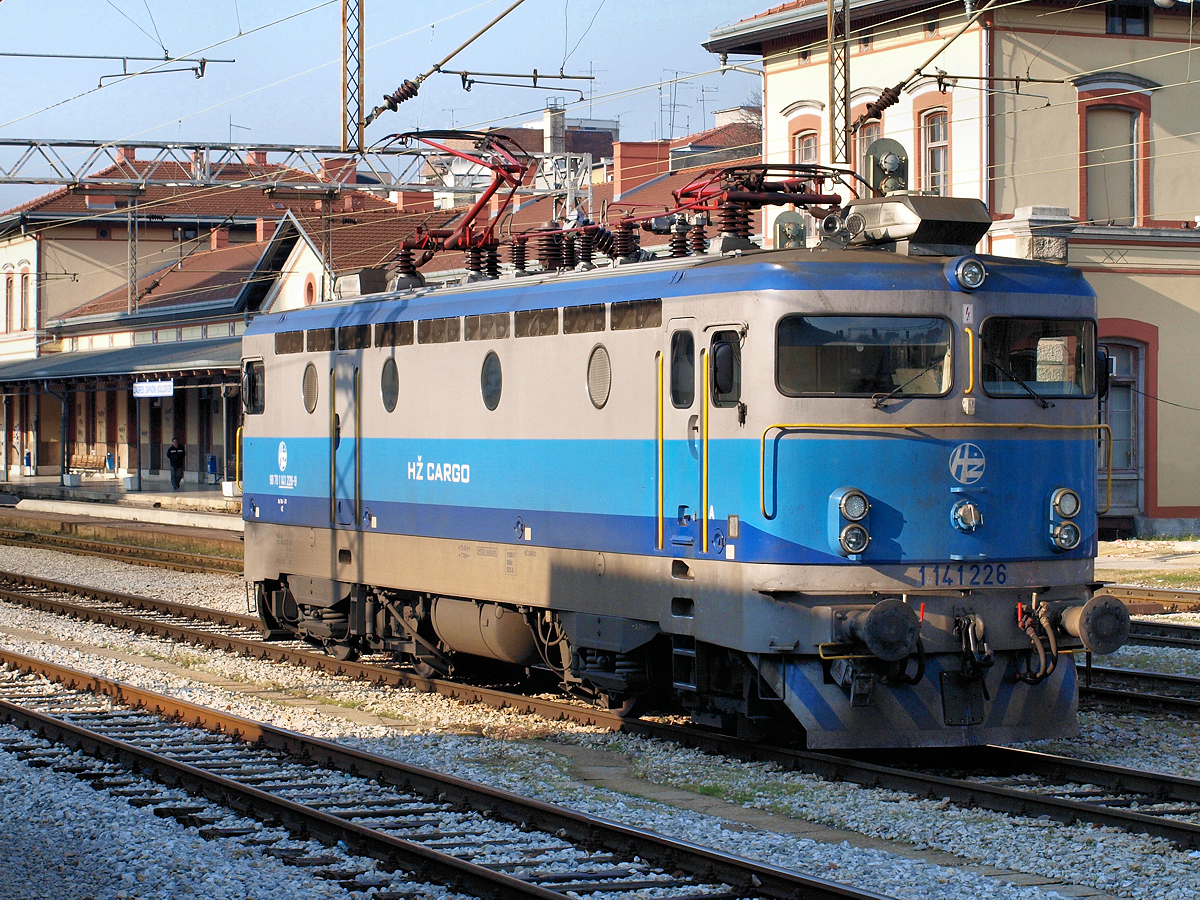 1141 226 wartet als Lokzug in Zagreb Westbahnhof auf die Weiterfahrt in Richtung Zagreb Verschiebebahnhof / 06.12.2013.