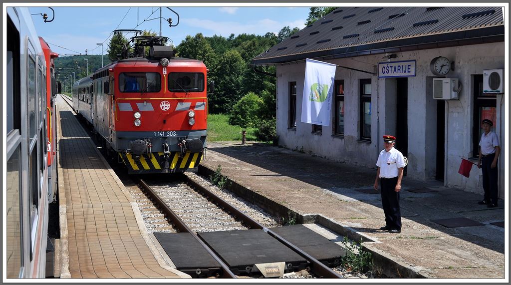 1141 303 mit ICN523 kreuzt uns in Ostarije. Nichts ist ferngesteuert, die  Rotmtzen  sind berall prsent. (03.07.2013)