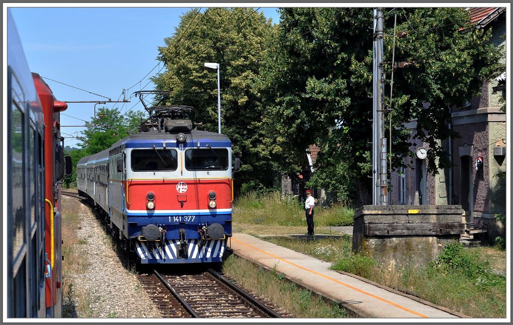 1141 377 mit R4054 nach Moravice kreuzt uns in Generaliski Stol. (03.07.2013)