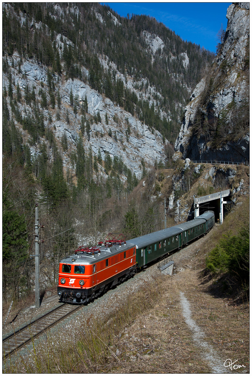 1141.21 mit dem  Sonderzug durch das Gesäuse  von Eisenerz nach Ampflwang.  
Hieflau 30.3.2019