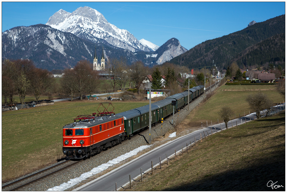 1141.21 mit dem  Sonderzug durch das Gesäuse  von Eisenerz nach Ampflwang.  
Admont 30.3.2019