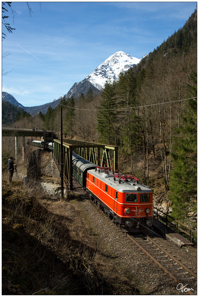 1141.21 mit dem  Sonderzug durch das Gesäuse  von Admont nach Eisenerz. 
Kummerbrücke Hieflau 30.3.2019