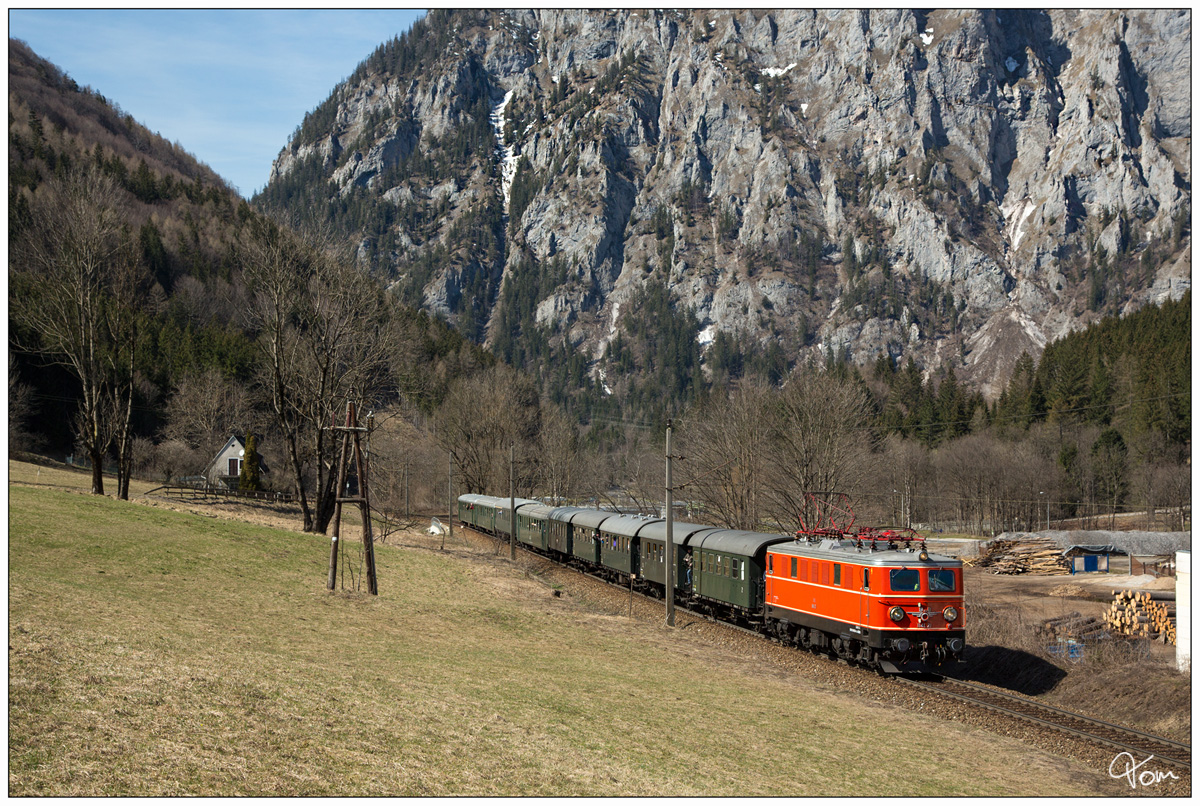 1141.21 mit dem  Sonderzug durch das Gesäuse  von Admont nach Eisenerz. 
Münichtal 30.3.2019