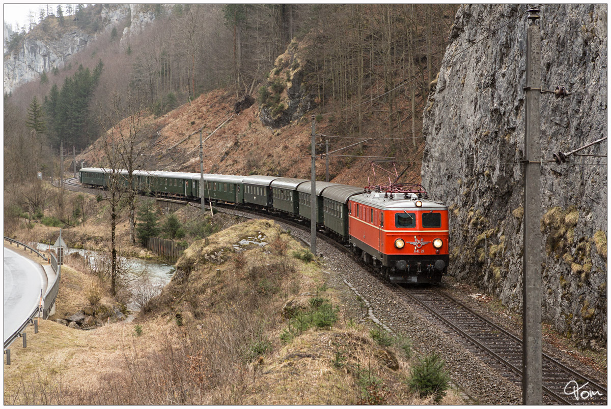 1141.21 der ÖGEG fährt mit dem SR 14486 von Eisenerz nach Admont durch das Gesäuse und das Erzbachtal. 
Jassingau 17.03.2018