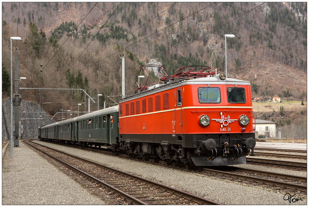 1141.21 der ÖGEG fährt mit dem SR 14485 von Admont nach Eisenerz, durch das Gesäuse und das Erzbachtal. 
Bf Hieflau 17.03.2018