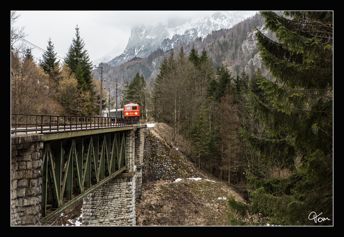1141.21 der ÖGEG fährt mit dem SR 14486 von Eisenerz nach Admont durch das Gesäuse und das Erzbachtal. 
Ennsbrücke Krumau 17.03.2018
