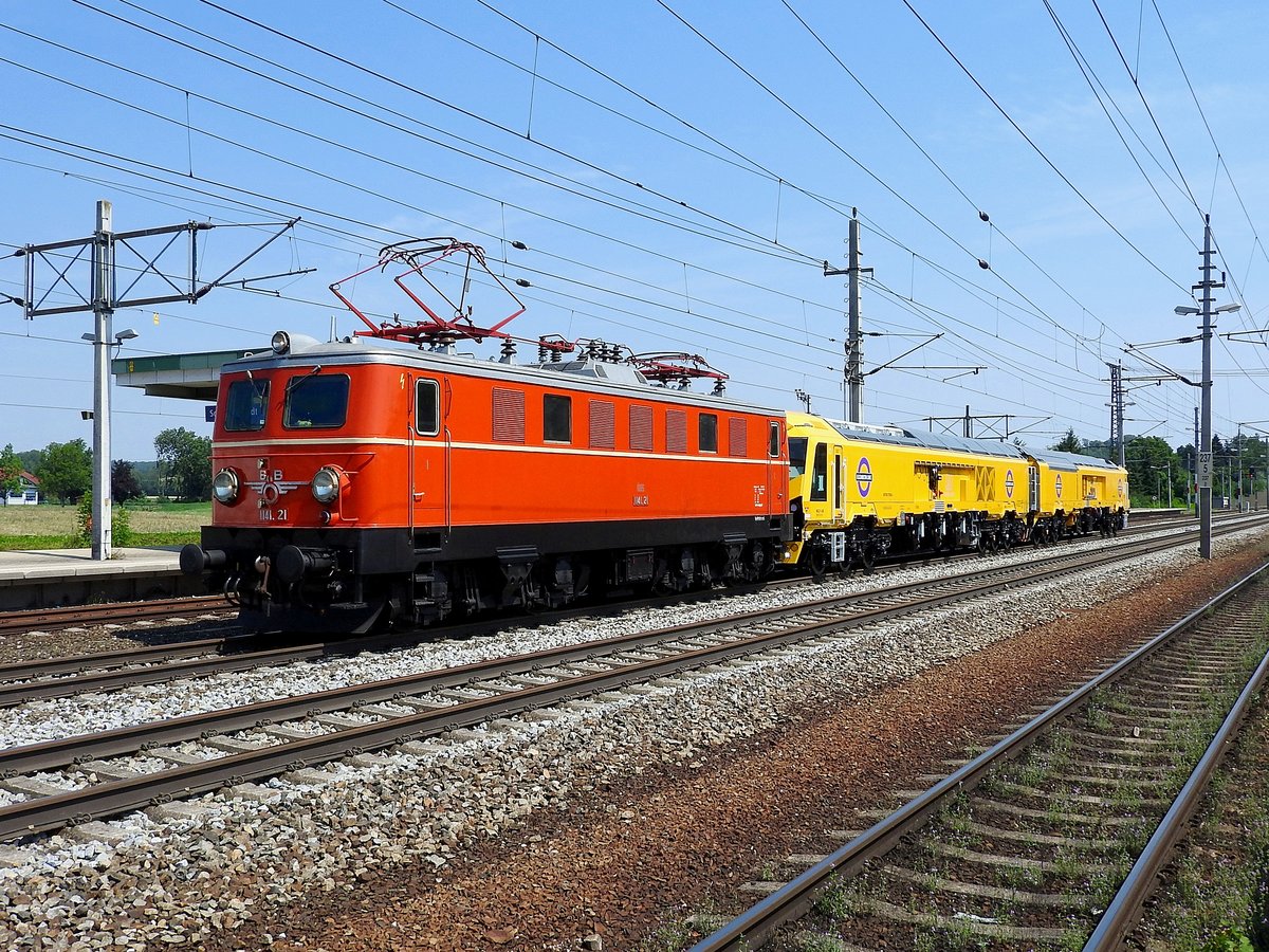 1141.21 zieht eine zweiteilige neue Baumaschineneinheint in Richtung Salzburg; Bhf. Schwanenstadt; 180718