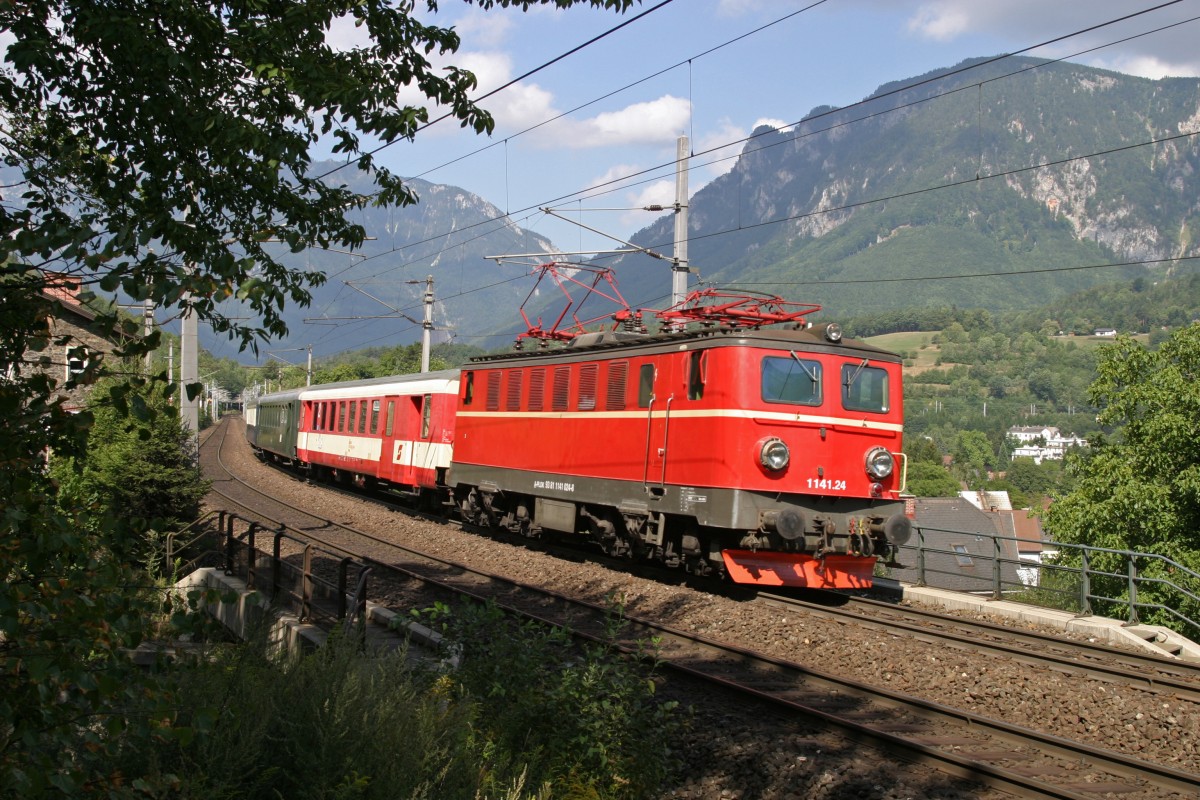 1141.24 fährt mit EZ-14391 bei Payerbach/R. bergwärts. 23.8.15