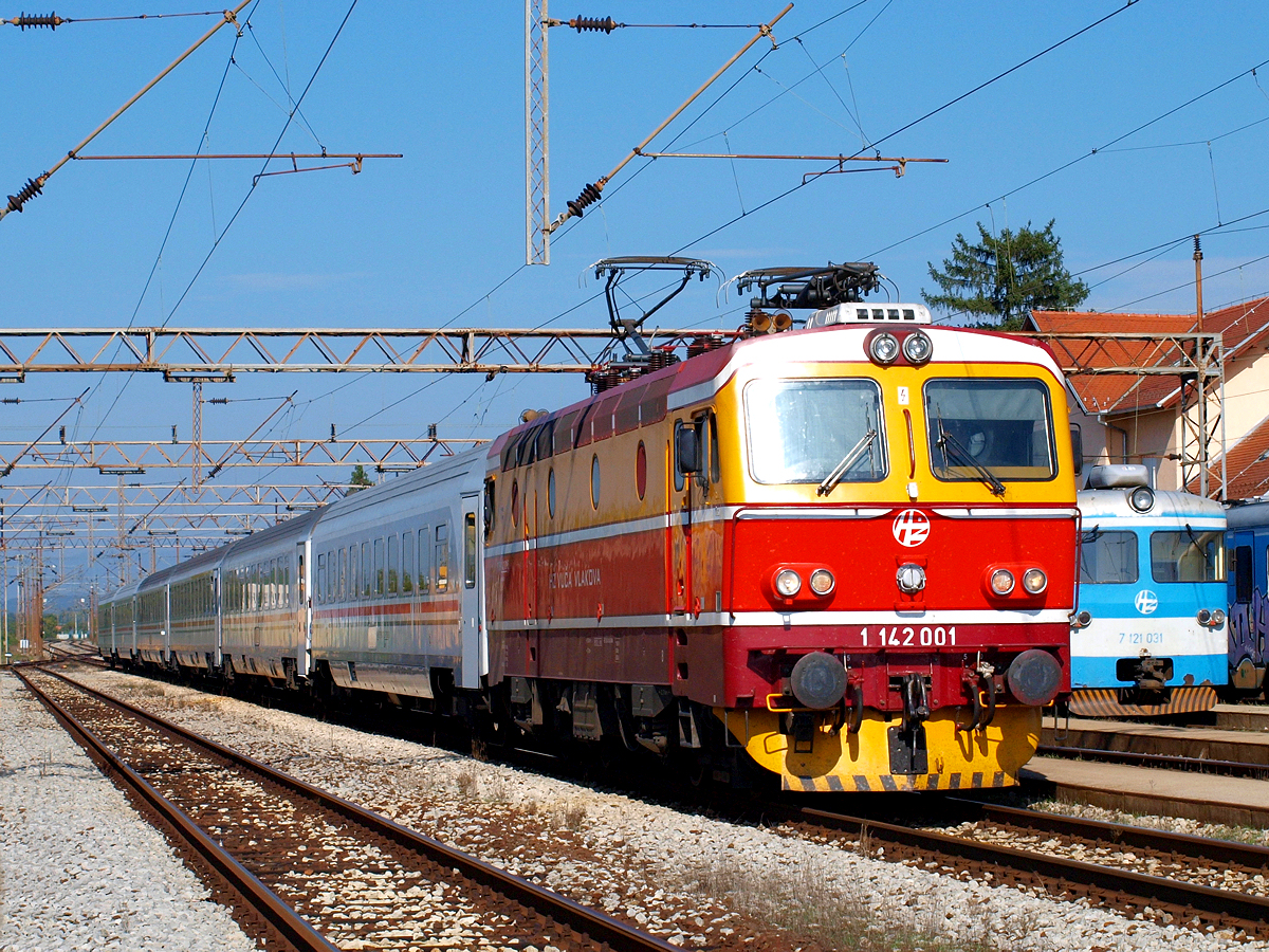 1142 001 mit Schnellzug B741 von Zagreb nach Vinkovci im Bahnhof Nova Kapela-Batrina. Diese Lok stellte bei Testfahrten im Jahr 1983 mit 181 km/h den kroatischen Geschwindigkeitkeitsrekord fr Schienenfahrzeuge auf. / 23.09.2013.