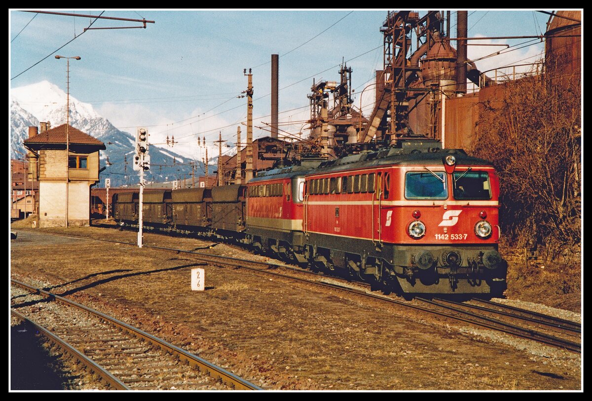1142 533 + 1142 637 verlassen am 14.02.2000 mit einem Güterzug den Bahnhof Leoben Donawitz.
