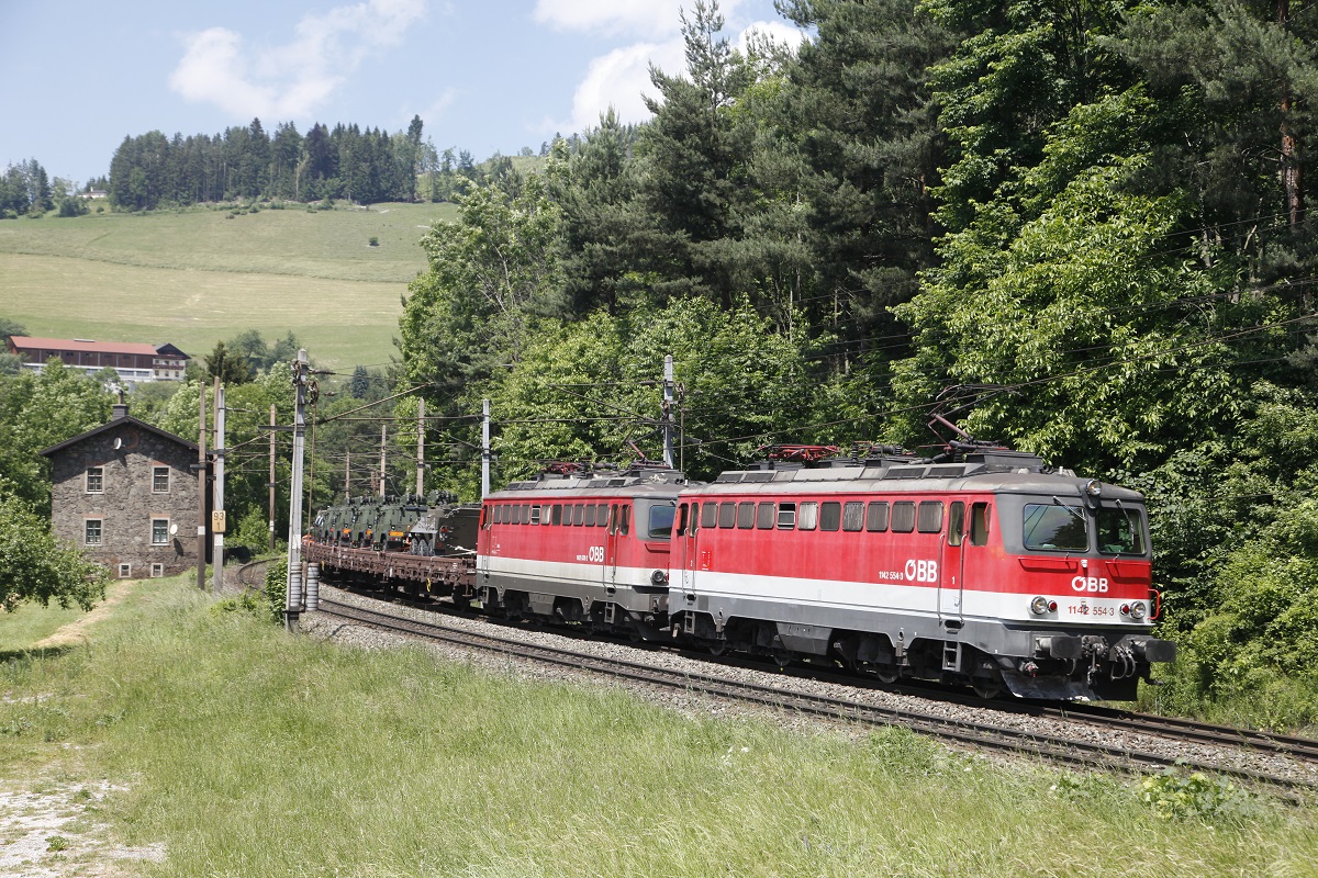 1142 554 + 1142 639 mit Militärgüterzug nahe Klamm-Schottwien am 12.06.2015.