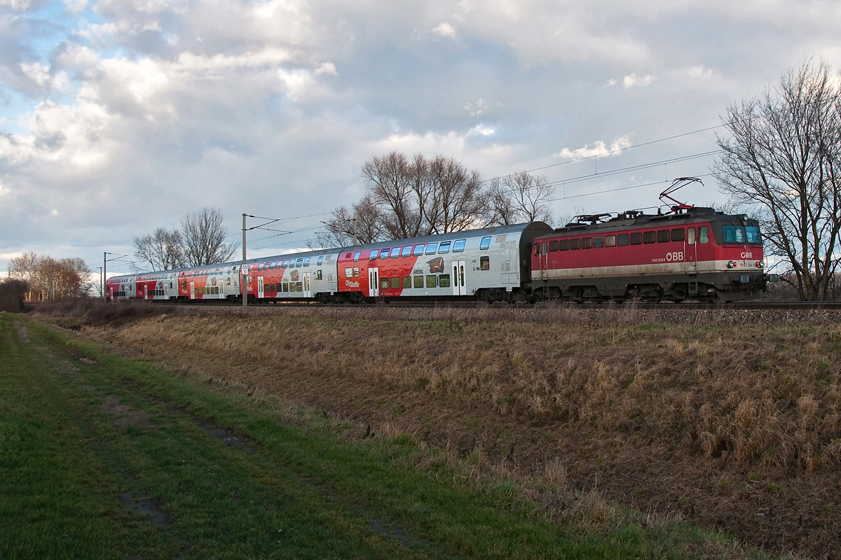 1142 554 schiebt den R 2338 nach Bernhardsthal. Die Aufnahme entstand ...