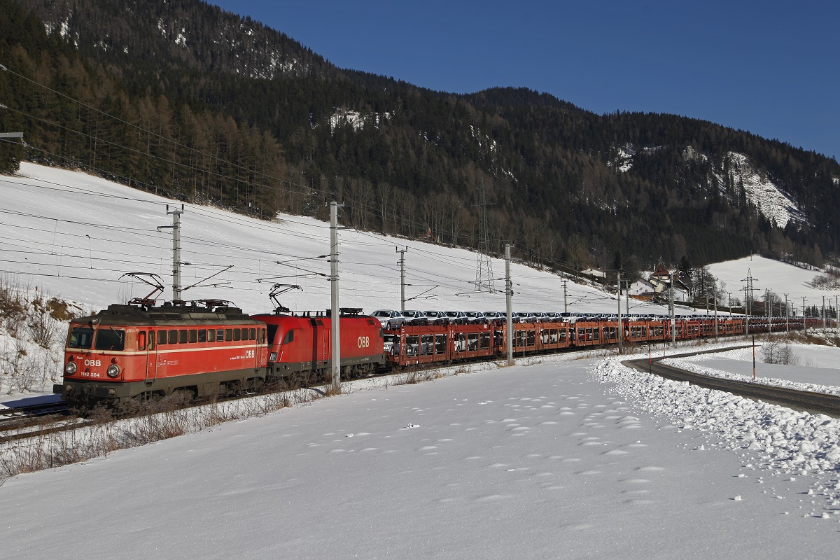 1142 564 + 1116.... mit Güterzug bei Spital am Semmering am 13.01.2015.
