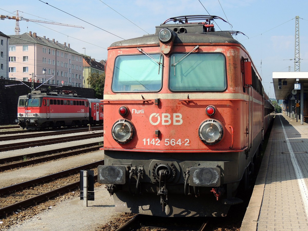 1142 564-2  Flurli  steht  f�r Zugleistung R5919 bereit; im Hintergrund 1142 636-8, Passau-Hbf; 130831