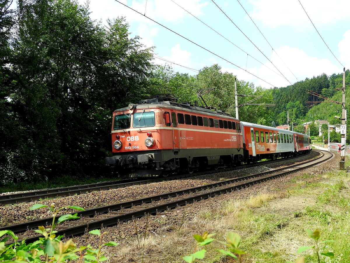 1142 564-4  Flurli  mit Zugleistung R5923 bei Wernstein; 160610