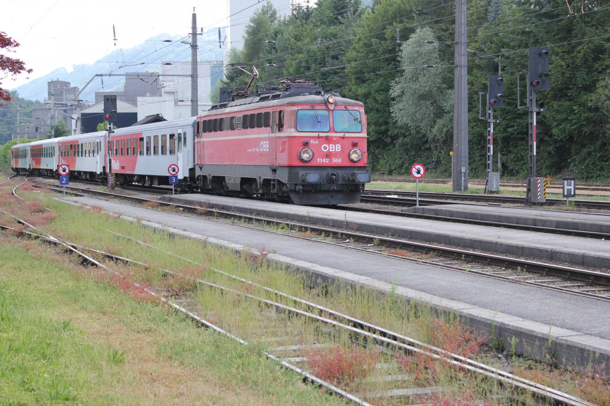 1142 564-4 mit dem Spitznamen  Flurli  lt. Aufschrift fährt mit einem Reginalzug in den Bahnhof Gmunden  bei Km 95,3 in Richtung Attnung Puchheim ein, Juni 2014