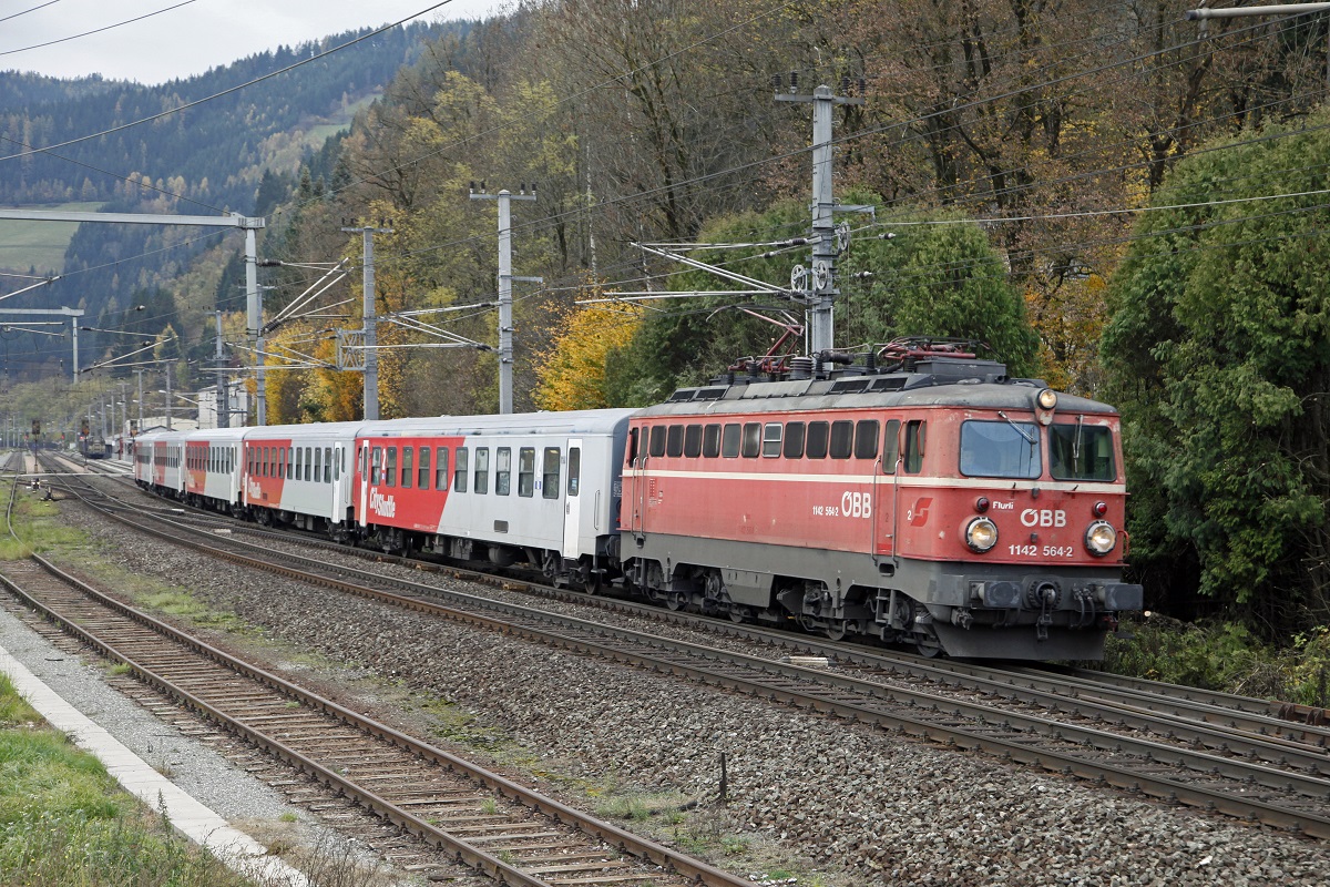 1142 564 fhrt am 31.10.2013 mit einem Regionalzug aus dem Bahnhof Wartberg im Mrztal aus.