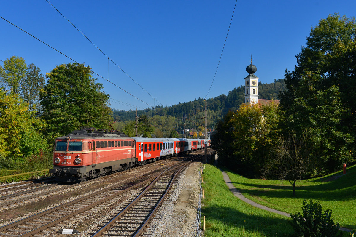1142 564 mit einem REX am 30.09.2017 bei Wernstein am Inn. 