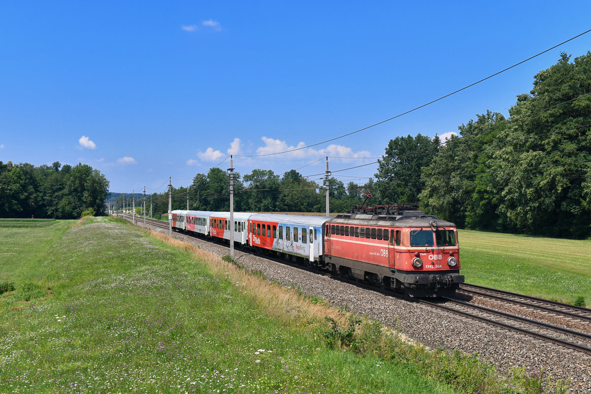 1142 564 mit einem REX am 30.07.2018 bei Andorf. 
