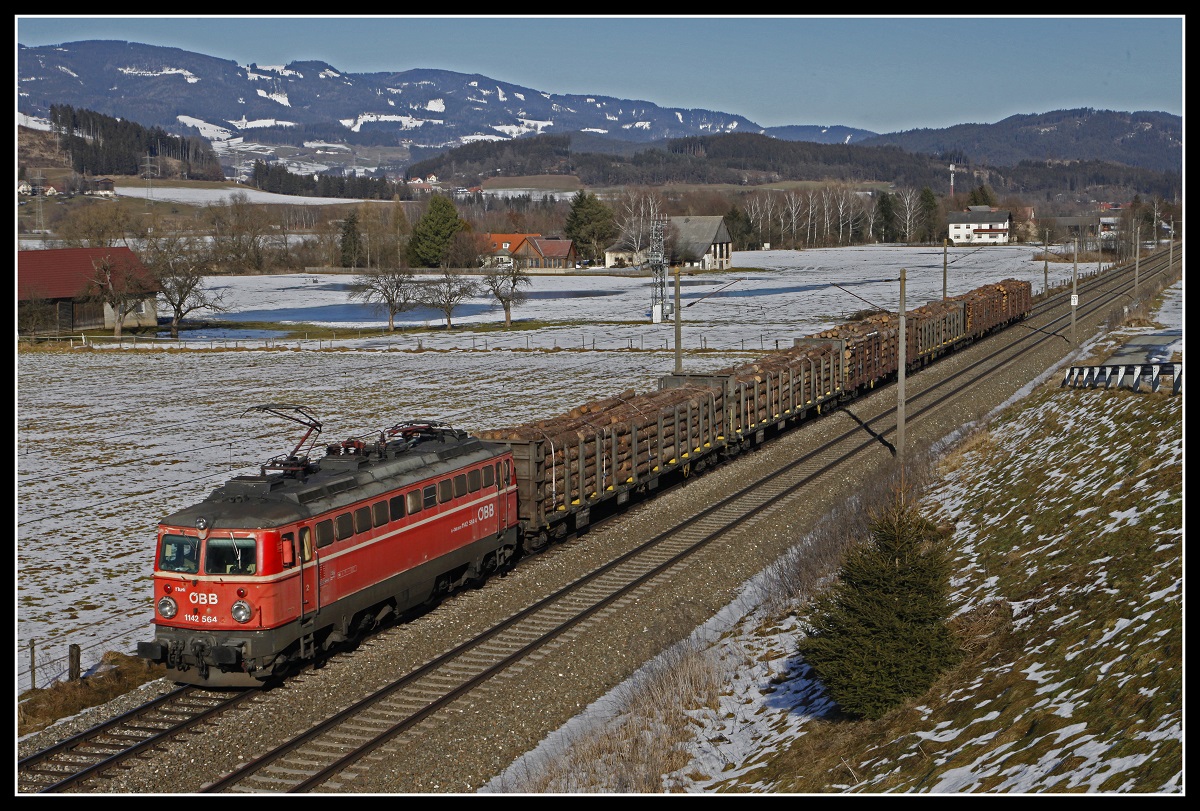 1142 564 mit Güterzug zwischen Fentsch St.Lorenzen und Knittelfeld am 4.2.2019.