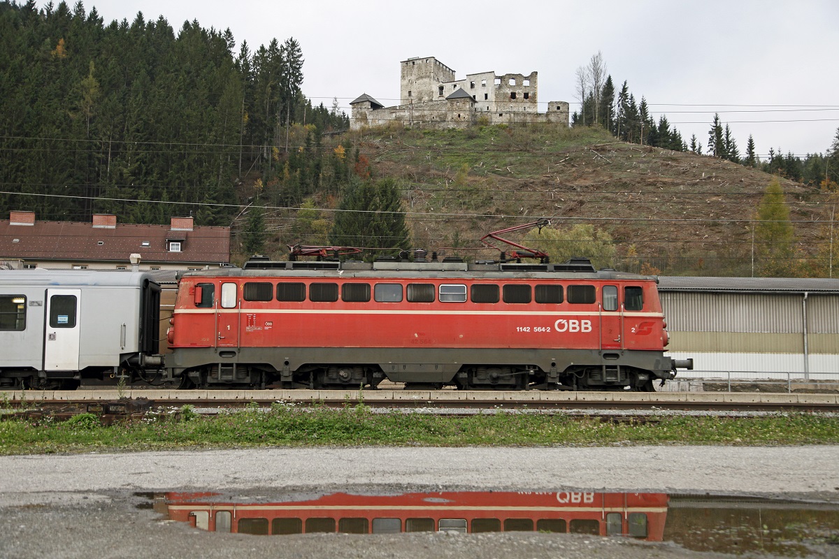 1142 564 mit Zug 4075 in Wartberg im Mrztal am 31.10.2013. Am Berg im Hintergrund ist die Burgruine Lichtenegg zu sehen.