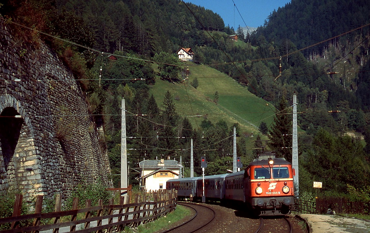 1142 565-9 fährt im August 1998 in den Bahnhof Kaponig ein. Seit der Eröffnung des Kaponig-Tunnels im folgenden Jahr fahren hier keine Züge mehr.