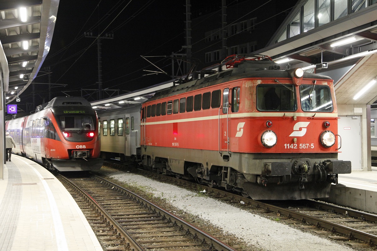 1142 567 mit Regionalzug nach Mürzzuschlag wartet in Bruck/Mur am Bahnsteig 3 auf die Abfahrt. Das Bild entstand am 6.November.2015.