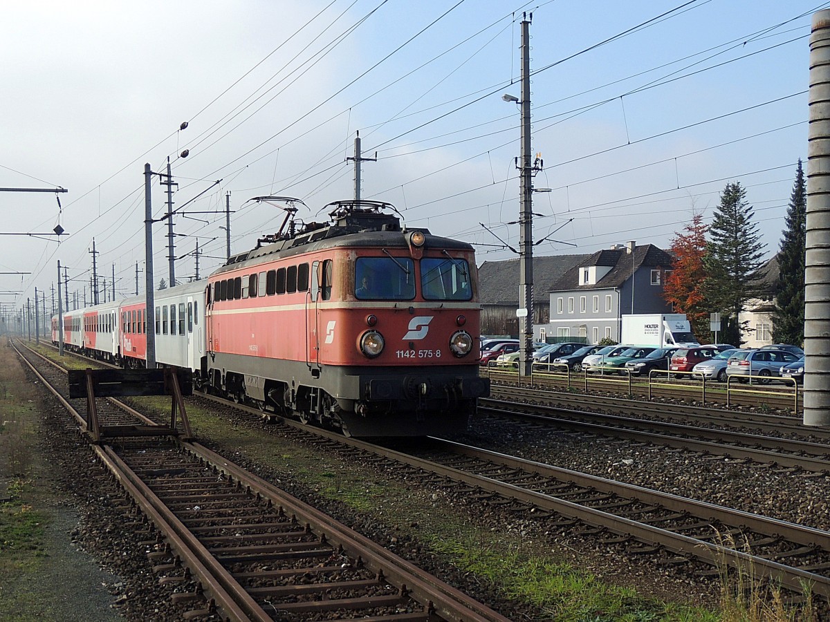 1142 575-8 trifft mit R3015 am Bhf. Marchtrenk ein; 141104