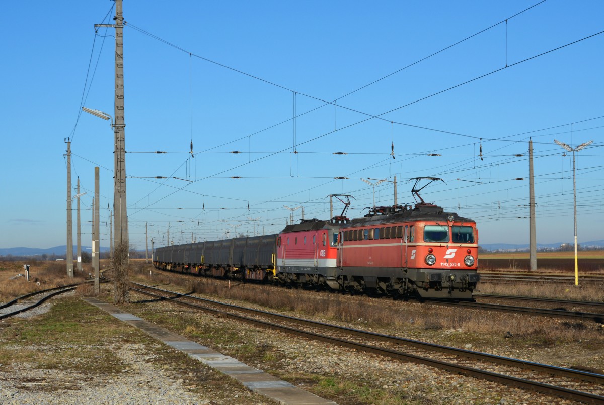1142 575 noch in alter Farbgebung ist zusammen mit 1144 223 und Innofreight Containern unterwegs nach Ungarn,Aufgenommen in Gramatneusiedl am 3.2.2015