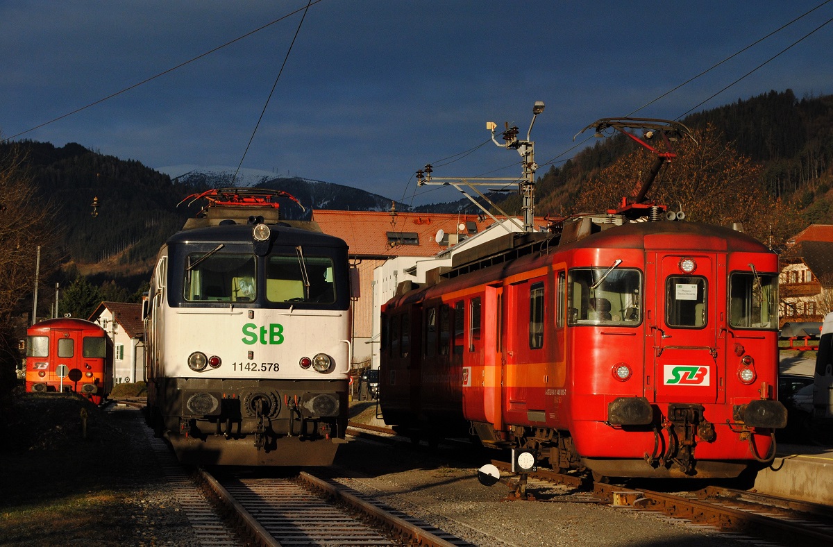 1142 578 und ET15 (ex. SZU Tw.93) warten am frühen Morgen im Bhf. Übelbach auf weitere Einsätze. (30.12.2019)