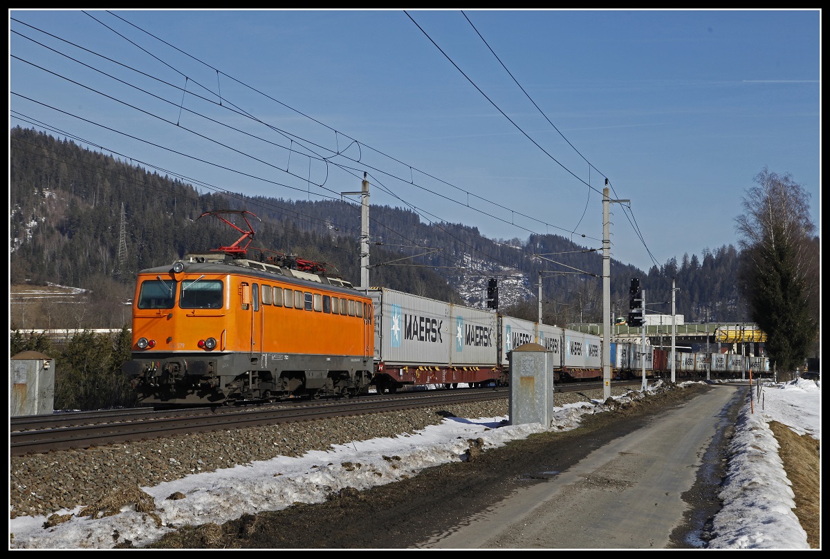 1142 579 war als Nachschiebe beim Metrasgüterzug eingeteilt.Hier zu sehen bei Kindberg am 7.02.2019.