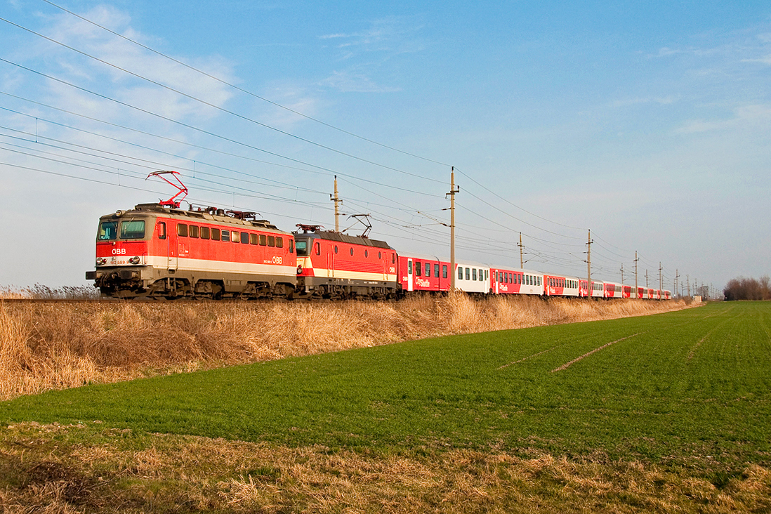 1142 585 und 1144 092 waren am 18.03.2016 mit dem REX 2176 nach Sigmundsherberg unterwegs. Die Aufnahme entstand kurz vor Absdorf-Hippersdorf.