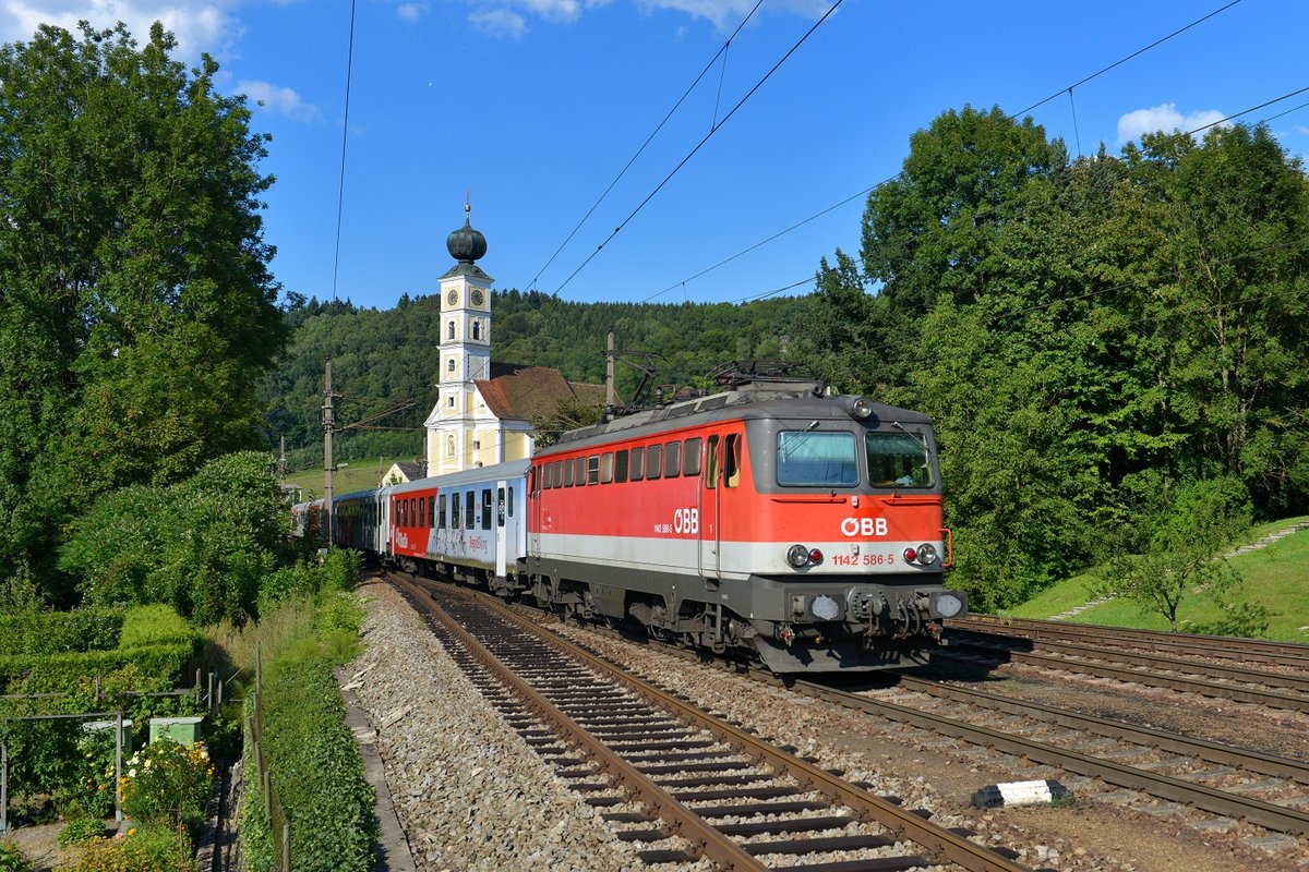 1142 586 mit einem REX am 15.08.2013 bei Wernstein am Inn.