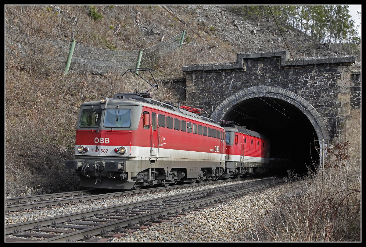 1142 587 + 1144 238 am 4.03.2020 verlassen den Gamperltunnel.