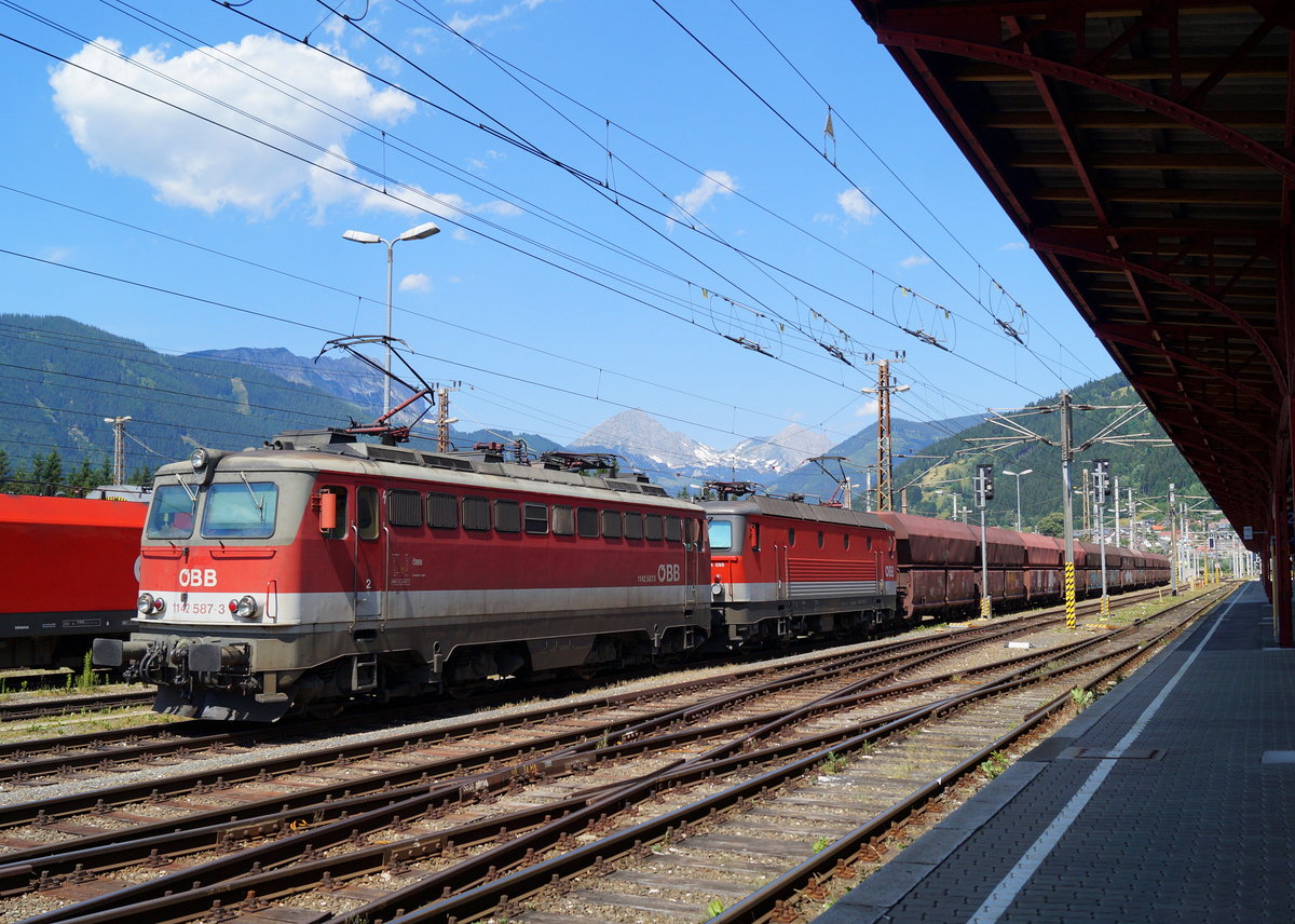 1142 587 und 1144 095 verlassen den Bahnhof Selzthal mit einem Güterzug in Richtung Westen/Süden, 06.07.2019.